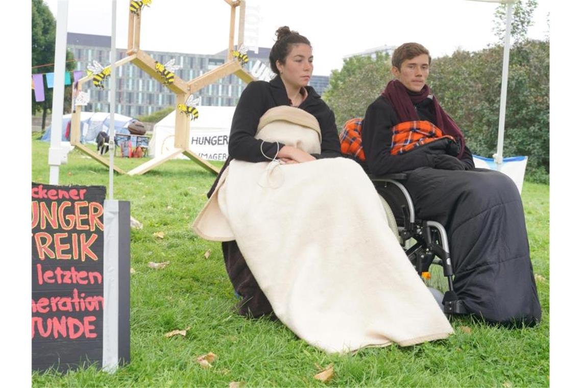 Lea und Henning, die beiden verbliebenen Teilnehmer des „Hungerstreiks der letzten Generation“, verschärften ihre Aktion, bevor sie sie schließlich beendeten. Foto: Jörg Carstensen/dpa