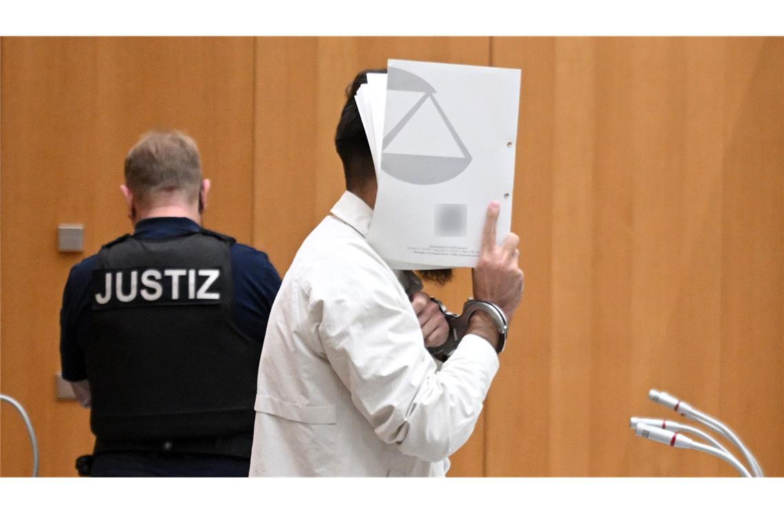 Richter tröstet Opfer des Mannheimer Polizistenmordes Lebenslang muss der mutmaßliche Mörder von Polizeihauptkommissar Rouven Laur in Haft. (Archivbild)