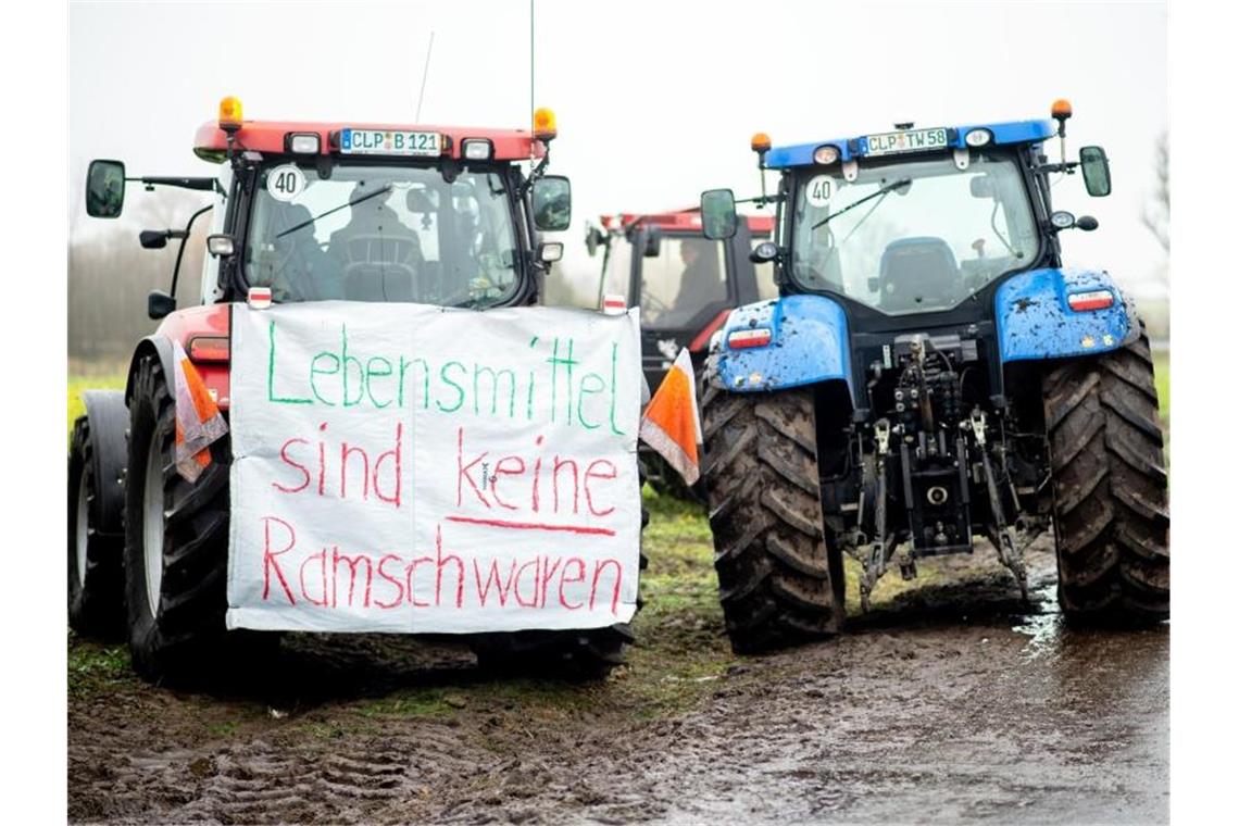 „Lebensmittel sind keine Ramschwaren“: Bauern-Protest vor dem Zentrallager von Lidl in Cloppenburg. Foto: Hauke-Christian Dittrich/dpa