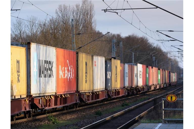 Lebensmittel-Transport auf Güterzügen könnte Staus auf den Straßen und an den Grenzen vermeiden helfen. Foto: Soeren Stache/dpa-Zentralbild/dpa