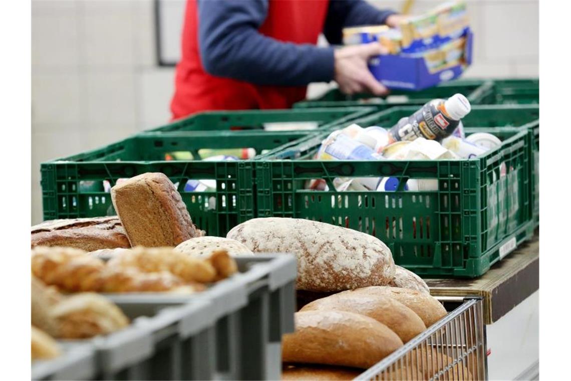 Lebensmittel werden in der Ausgabestelle einer Tafel einsortiert. Foto: Roland Weihrauch/dpa/Symbolbild