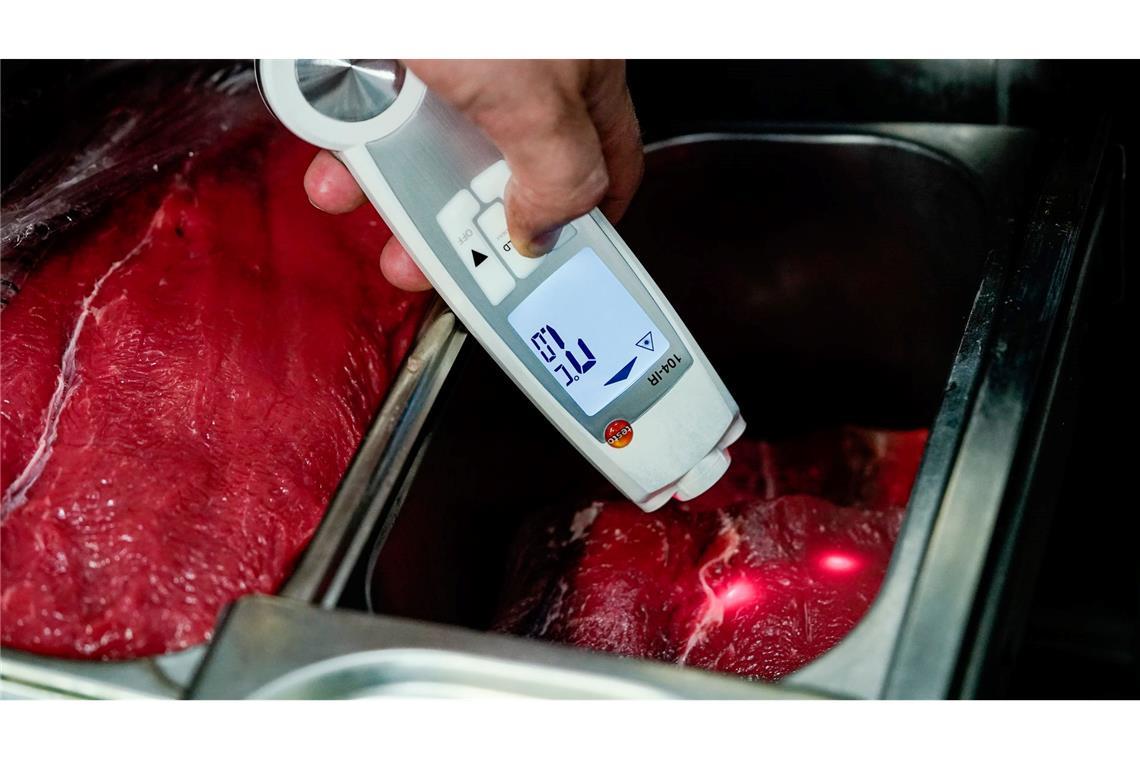 Lebensmittelkontrolleure stellen sich zu Beginn einer Kontrolle immer mit ihrem Namen vor und zeigen ihren Dienstausweis. (Symbolbild)