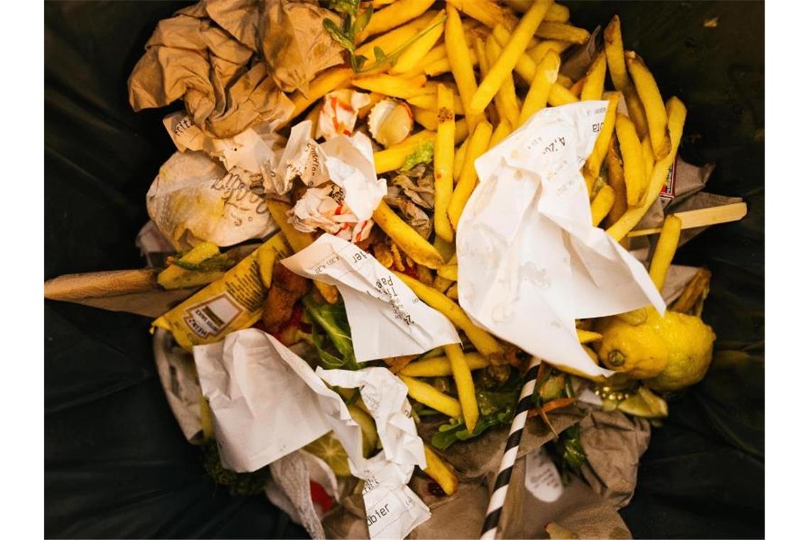 Lebensmittelreste liegen in der Mülltonne eines Restaurants. Foto: Philipp von Ditfurth/dpa/Archivbild