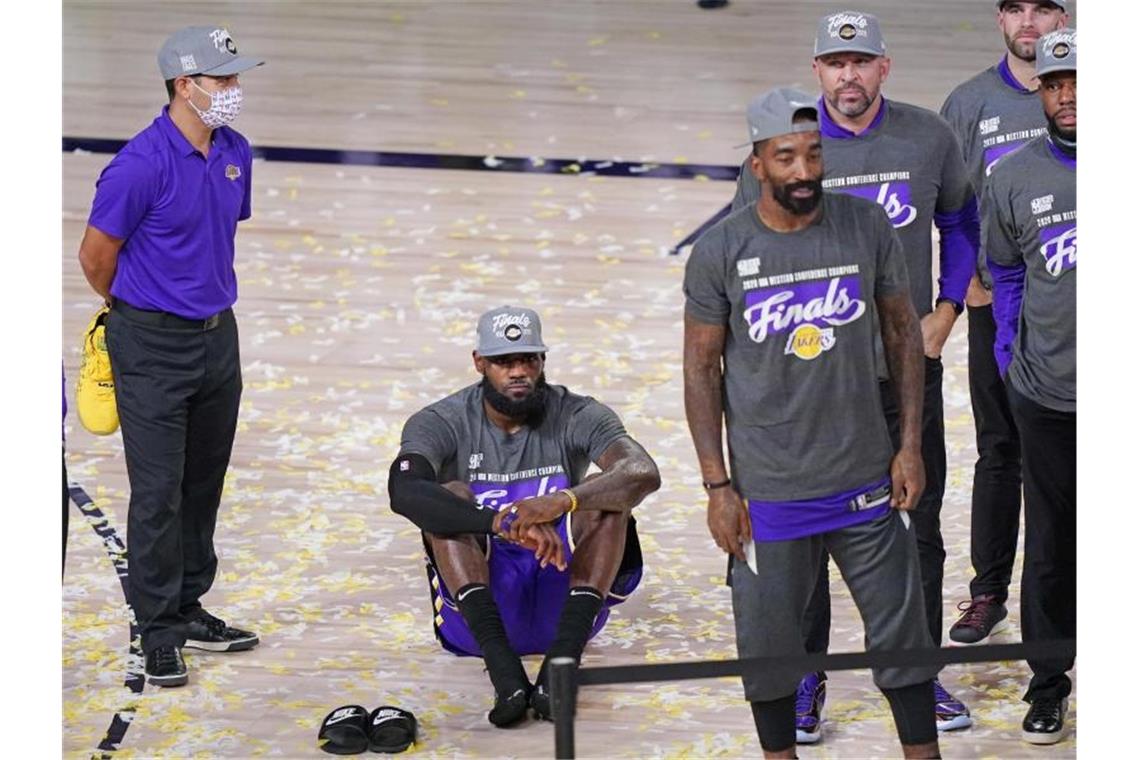 LeBron James (2.v.l) von den Los Angeles Lakers sitzt auf dem Parkett. Foto: Mark J. Terrill/AP/dpa