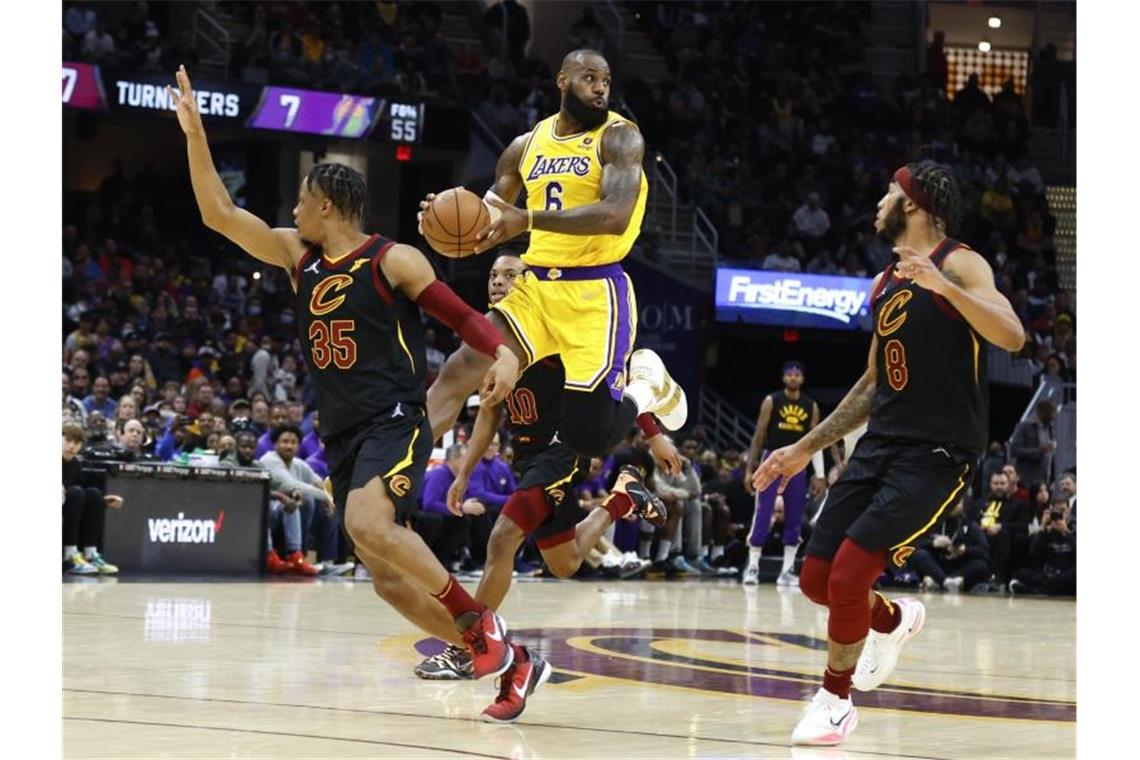 Lakers bezwingen Cavaliers - Mavericks besiegen Timberwolves LeBron James (6, 2.v.r) von den Los Angeles Lakers in Aktion gegen Isaac Okoro (35, l) und Lamar Stevens (8) von den Cleveland Cavaliers. Foto: Ron Schwane/FR78273 AP/dpa