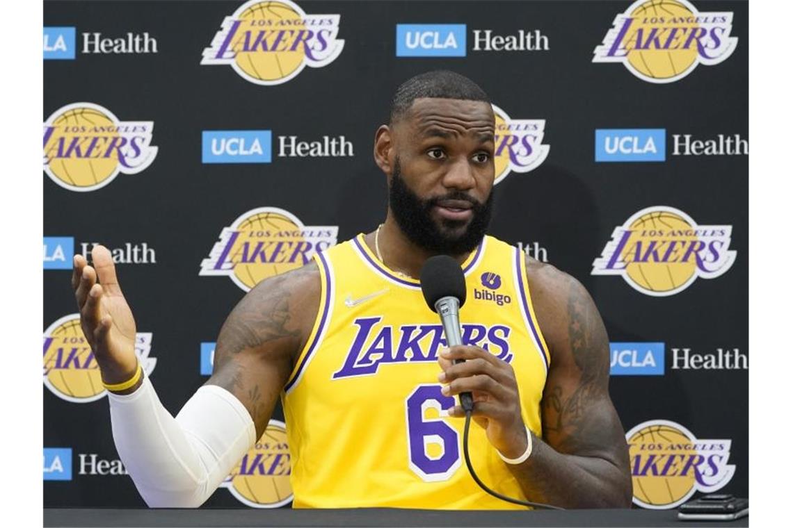 NBA-Superstar James hat sich gegen Coronavirus impfen lassen LeBron James hat sich nun doch gegen das Coronavirus impfen lassen. Foto: Marcio Jose Sanchez/AP/dpa