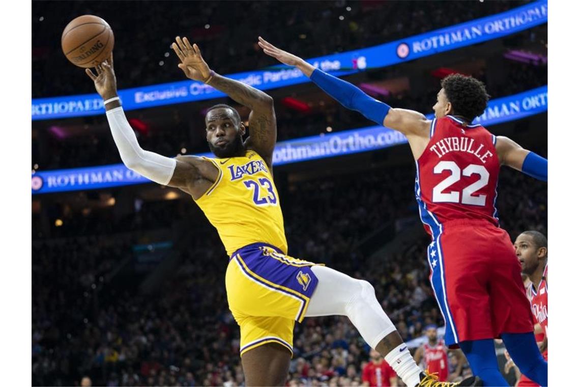 LeBron James (l) ist nun drittbester Scorer der NBA-Historie. Foto: Chris Szagola/FR170982 AP/dpa