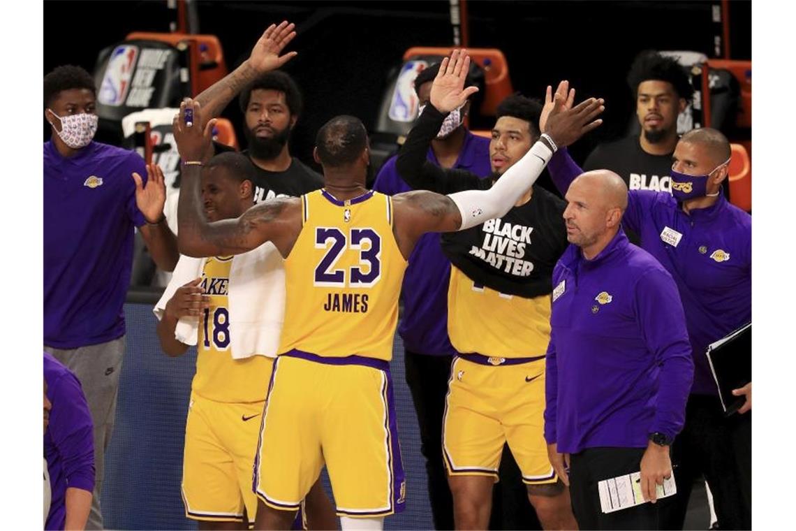LeBron James (M) von den Los Angeles Lakers jubelt nach dem Spiel mit seinen Mannschaftskollegen. Foto: Mike Ehrmann/POOL Getty Images/AP/dpa