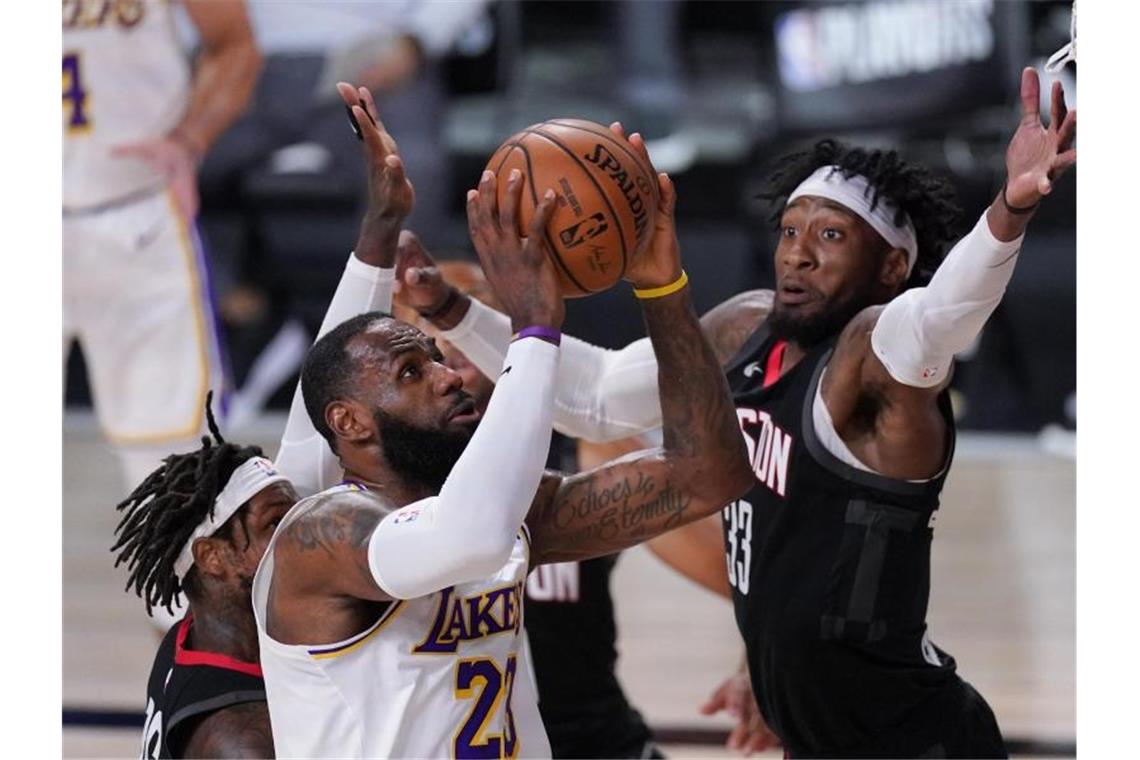 LeBron James (M.) von den Los Angeles Lakers stellte einen neuen Rekord auf. Foto: Mark J. Terrill/AP/dpa