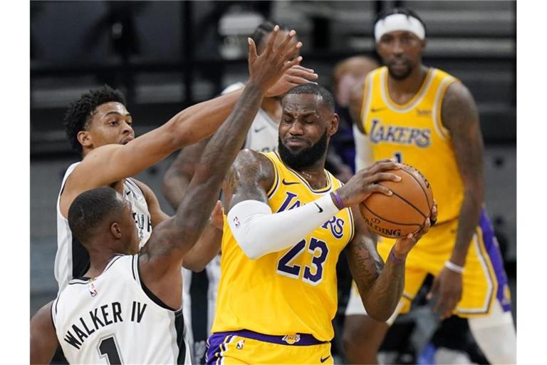 LeBron James (Nr. 23) von den Los Angeles Lakers erzielte gegen die Spurs 26 Punkte. Foto: Eric Gay/AP/dpa