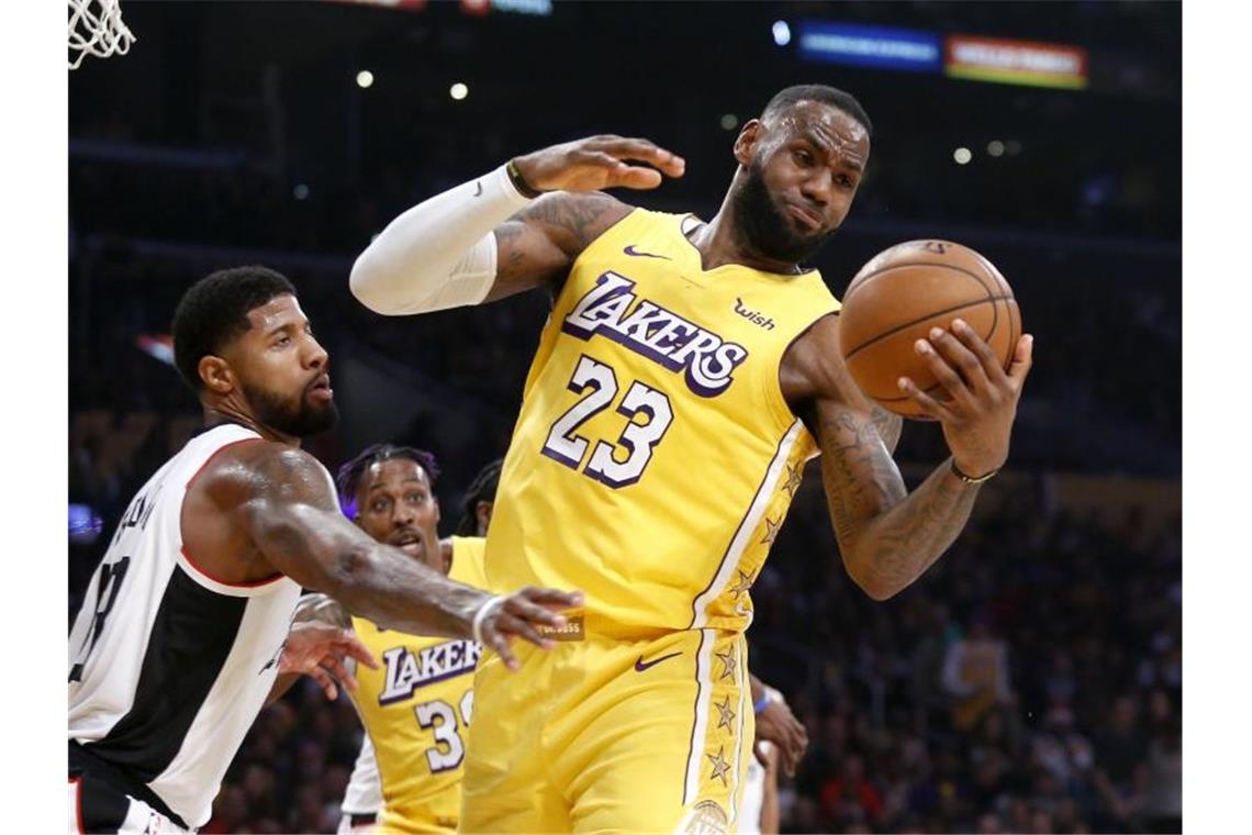 Theis und Boston schlagen Raptors - Lakers verlieren Derby LeBron James (r) musste sich im Derby mit den Los Angeles Lakers Paul George mit den Clippers geschlagen geben. Foto: Ringo H.W. Chiu/AP/dpa