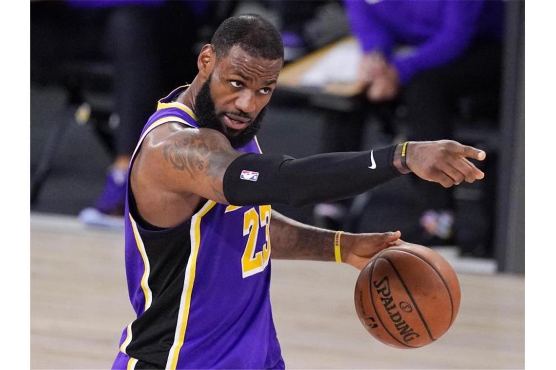 LeBron James von den Los Angeles Lakers gestikuliert während des Spiels. Foto: Mark J. Terrill/AP/dpa