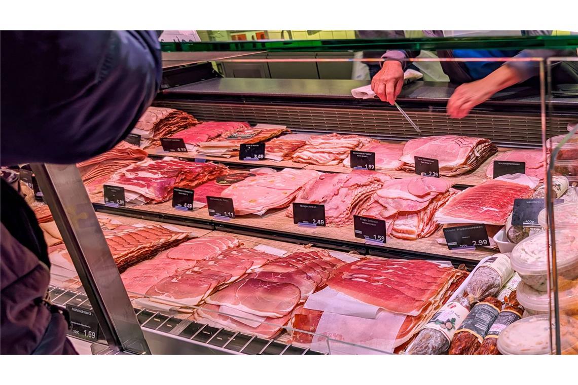 Lecker, aber nicht unbedingt gesund: Auslagen in der Wursttheke in einem Supermarkt.