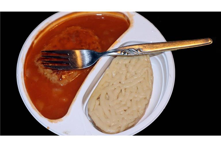 Lecker? Nö! Gesund? Nochmal nö!Fertiggericht in einer Kunststoffschale mit Fleisch, Sauce und Kartoffelpüree zum Erhitzen im Wasserbad.