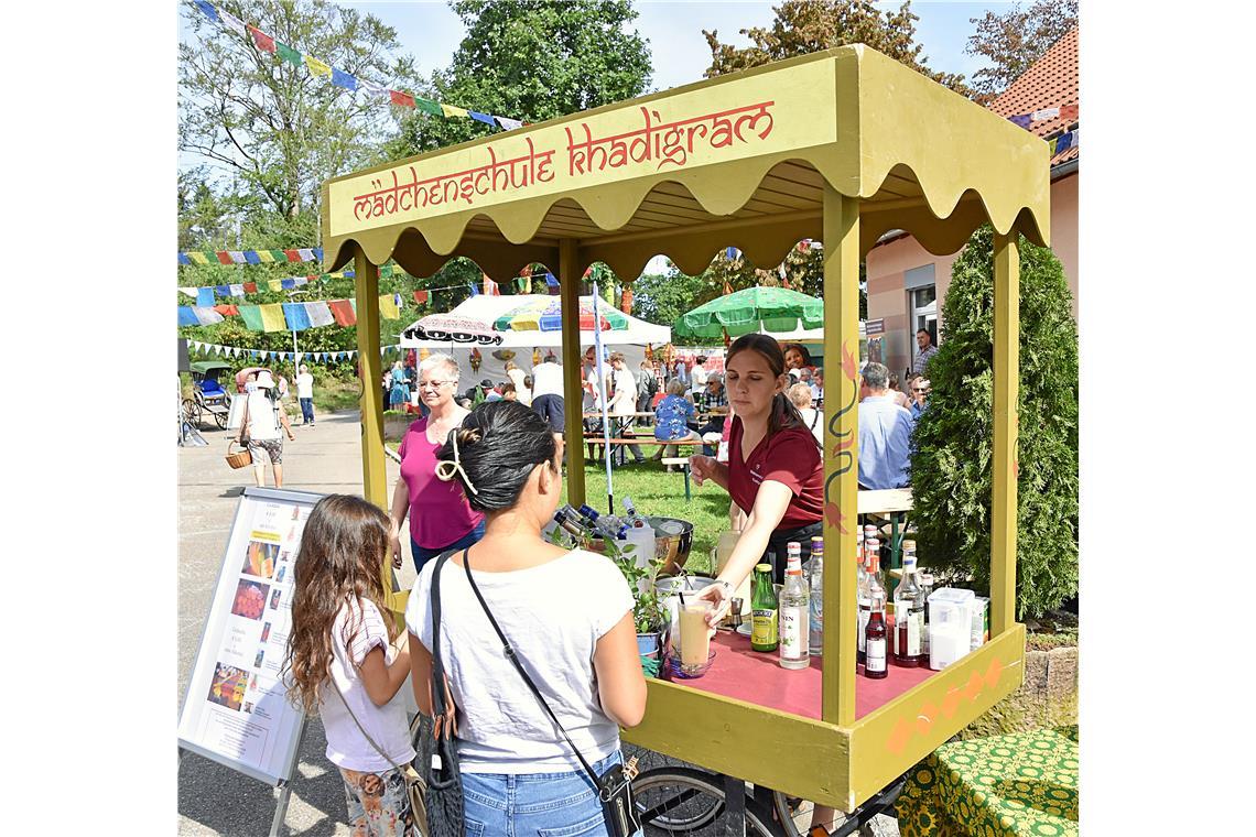 Leckere indische Köstlichkeiten gab es an verschiedenen Ständen. Hier am Stand w...