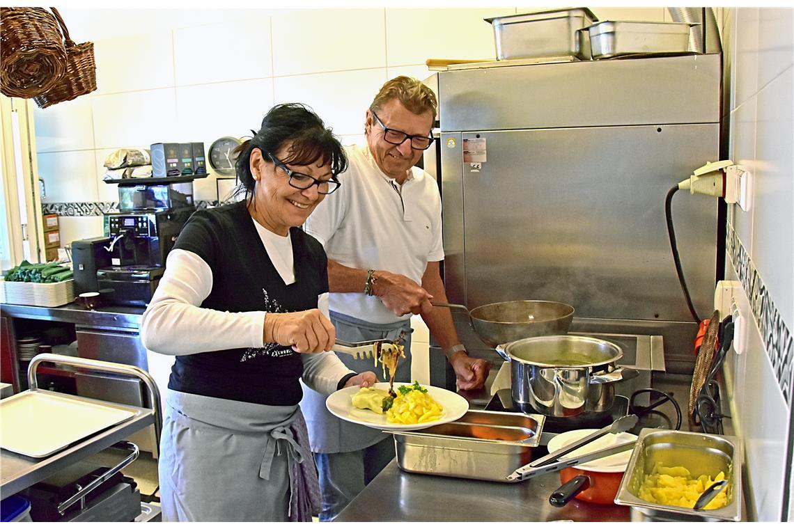 Leckere Maultaschen werden in der Küche von Heinz und Renate Stammert zubereitet...