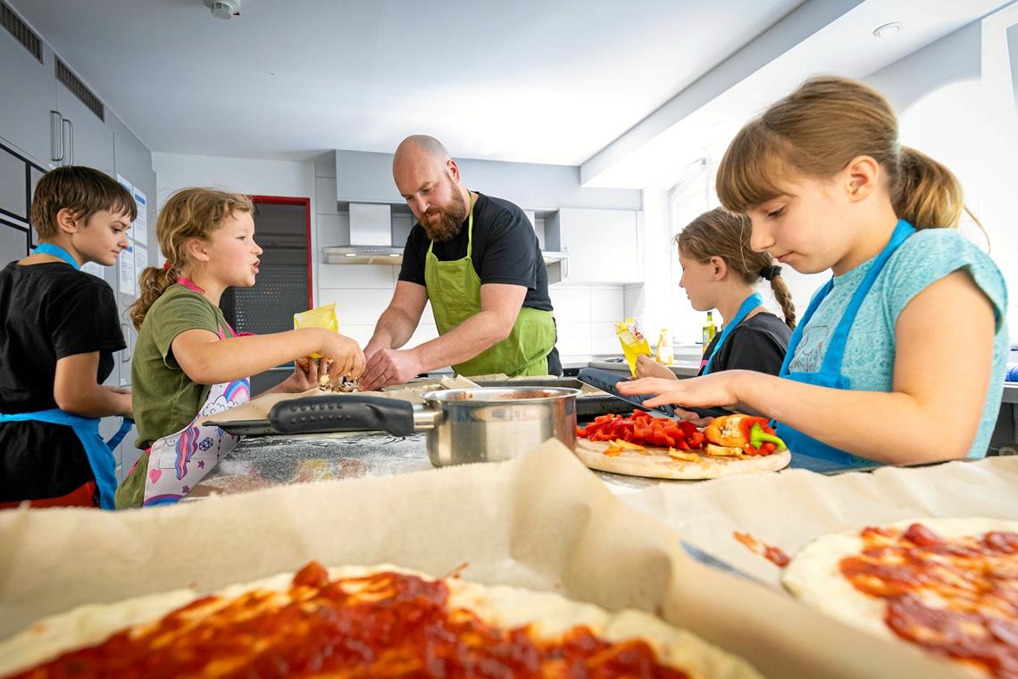 Leckere Pizza können Kinder zusammen mit dem Jugendreferenten Oliver Schayna im Backnanger Jugendhaus Treffpunkt 44 backen und natürlich auch essen. Das Sommerferienprogramm des Jugendreferats umfasst insgesamt 65 Angebote. Foto: Alexander Becher