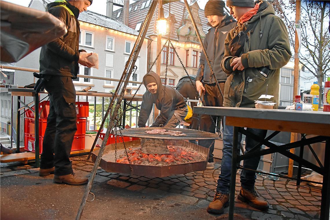 Leckere Wildsteaks vom Schwenkgrill beim EC Backnang. „Alle Jahre wieder“ zum 40...