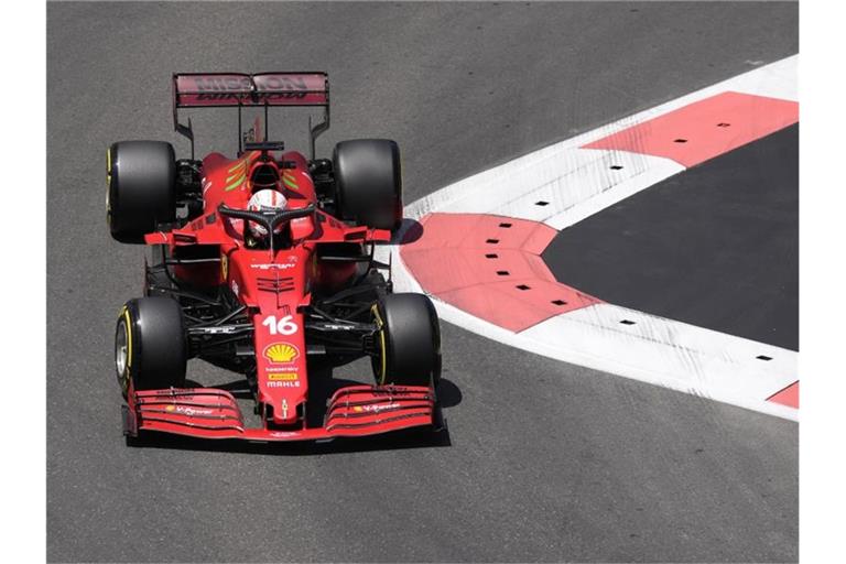 Leclerc vom Team Scuderia Ferrari steuerte sein Auto bei der Qualifikation zum Großen Preis von Aserbaidschan auf die Pole Position. Foto: Darko Vojinovic/AP/dpa