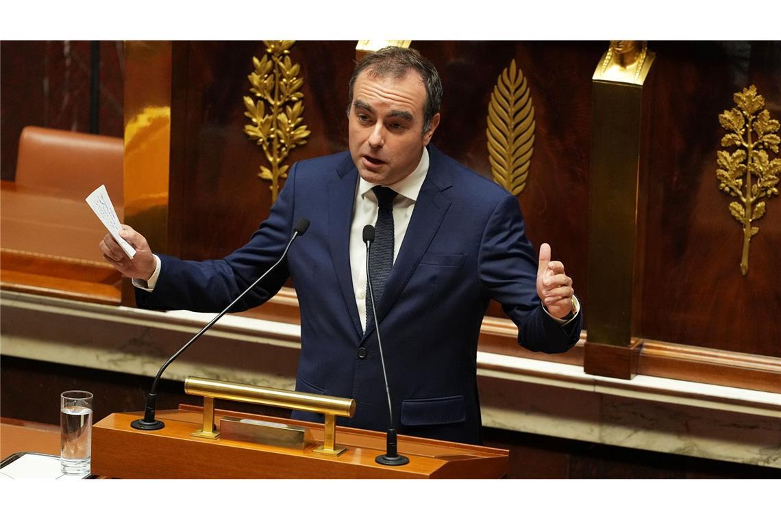 Lecornu hatte ein Aussetzen der umstrittenen Rentenreform von Präsident Emmanuel Macron angekündigt und sich mit diesem Zugeständnis an die Opposition die Unterstützung der Sozialisten gesichert.