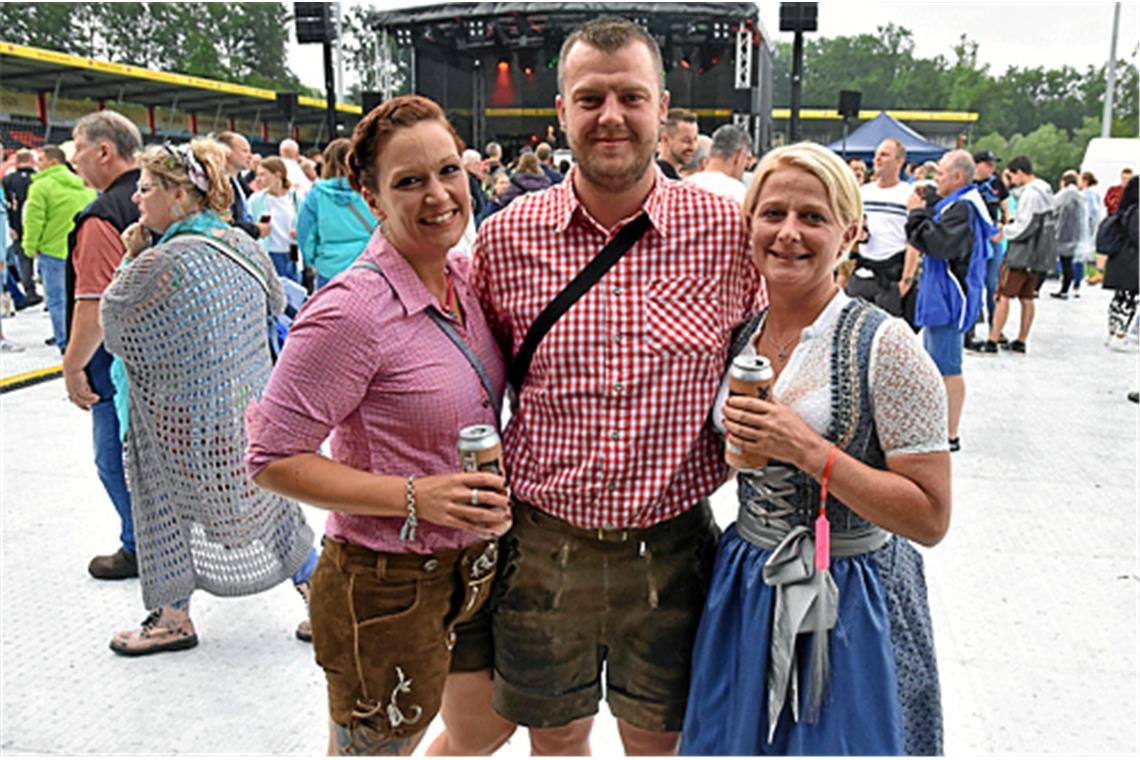 Lederhosn und Dirndl. Auf dem Schlagerkonzert oft gesehene Kleidung.  Melissa Na...