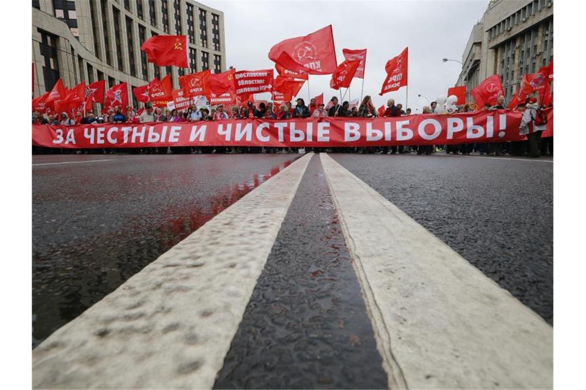 Mahnwachen in Moskau für Freilassung politischer Gefangener Lediglich die Kommunistische Partei ist in Moskau auf die Straße gegangen. Der Großteil der Opposition beschränkte sich angesichts eines Verbots auf Mahnwachen. Foto: Alexander Zemlianichenko/AP