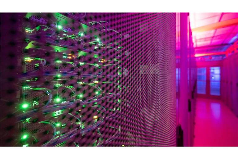 LEDs leuchten in einem Serverschrank in einem Rechenzentrum in Frankfurt am Main.