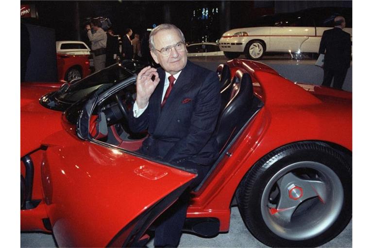 Lee Iacocca, Chrysler Corporation Chairman, neben einem Dodge Viper Sportwagen. Die Automobil-Ikone Lee Iacocca ist im Alter von 94 Jahren gestorben. Foto: Osamu Honda/AP/dpa