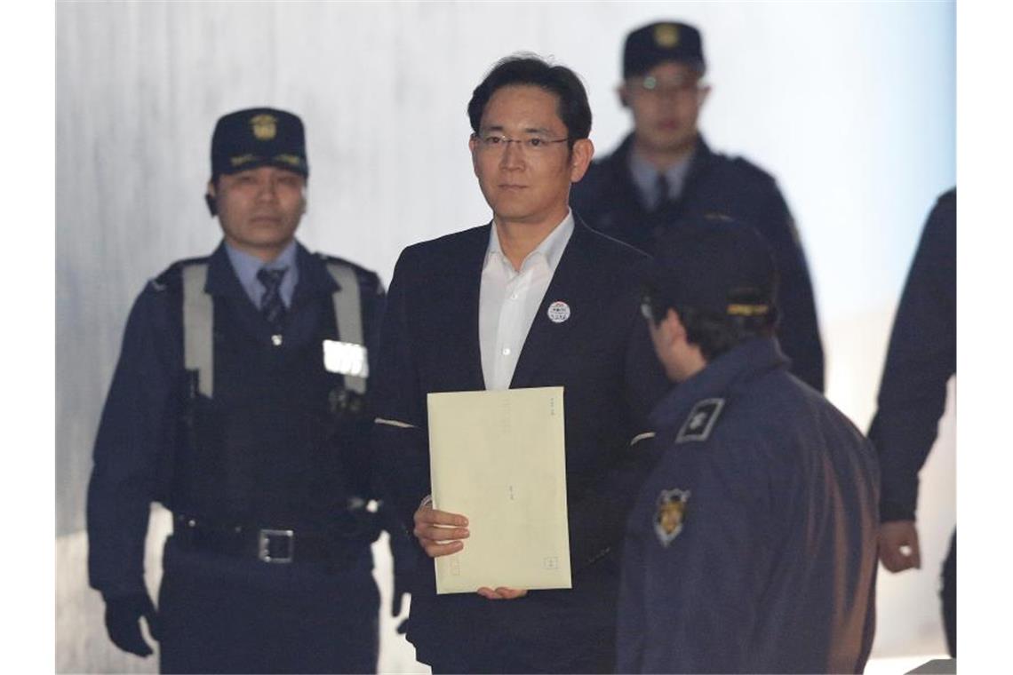 Lee Jae Yong droht erneut eine Haftstrafe. In erster Instanz war der 51-Jährige wegen Bestechung, Untreue und Meineids zu fünf Jahren Haft verurteilt worden. Foto: Ahn Young-Joon/AP POOL