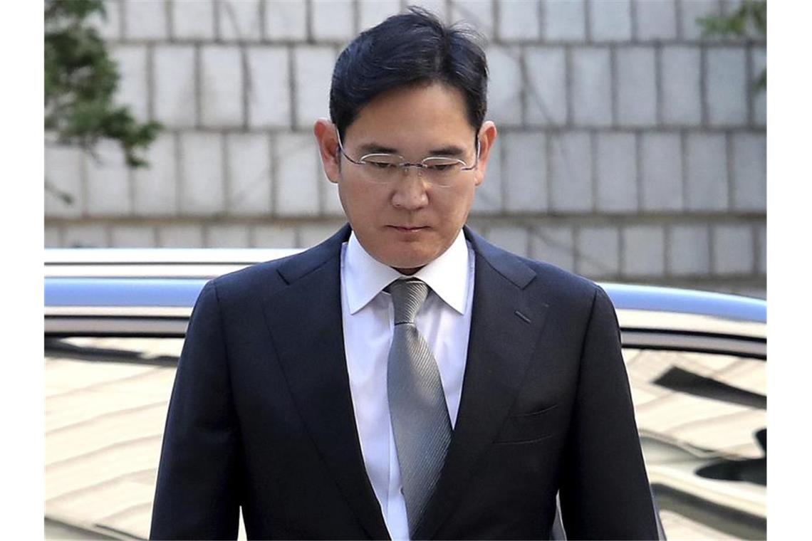 Lee Jae Yong, Vizevorsitzender von Samsung Electronics, kommt zum Hohen Gericht. Lee Jae Yong soll sich im Zusammenhang mit der umstrittenen Fusion zweier Konzerntöchter vor Gericht verantworten. Foto: Ahn Young-Joon/AP/dpa