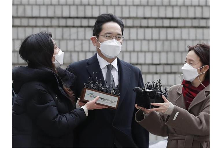 Lee Jae Yong wurde unter Bewährungsauflagen zusammen mit mehr als 800 anderen Strafgefangenen vorzeitig aus der Haft entlassen (Archivbild). Foto: Lee Jin-Man/AP/dpa