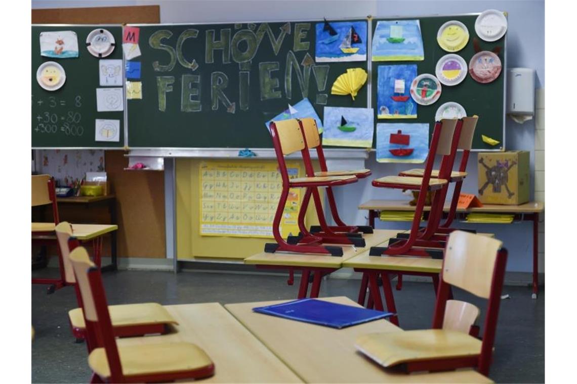 Arbeitslose Lehrer im Sommer vor allem in Baden-Württemberg Leer ist ein Klassenzimmer einer Schule nach der letzten Schulstunde vor Beginn der Ferien. Foto: Arne Dedert/Archiv