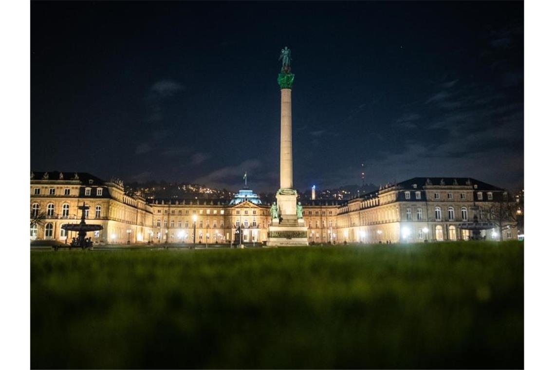 Silvester im Südwesten: „Straßen und Plätze blieben leer“ Leer ist in der Silvesternacht der Schlossplatz in der Stuttgarter Innenstadt. Foto: Christoph Schmidt/dpa