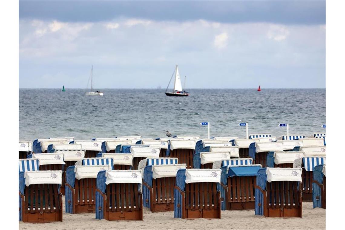 Leer sind die Strandkörbe in Warnemünde. Foto: Bernd Wüstneck/dpa-Zentralbild/dpa