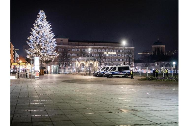 Leer und abgesperrt ist in der Silvesternacht der Schlossplatz in Stuttgart. Foto: Christoph Schmidt/dpa