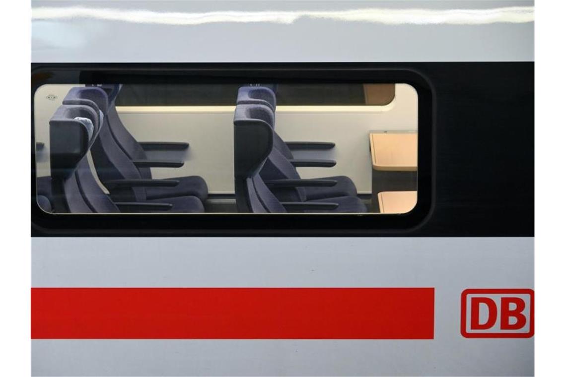 Deutsche Bahn fährt 5,7 Milliarden Euro Verlust ein Leere 2. Klasse-Sitzplätze in einem ICE. Foto: Uwe Zucchi/dpa
