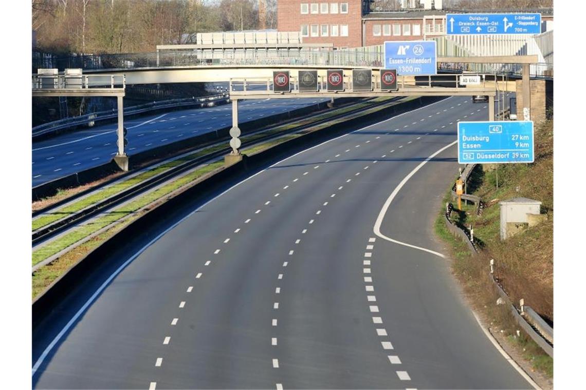 Leere Autobahn: Der Ruhrschnellweg A40 am Sonntagmorgen in Richtung Essen. Foto: Roland Weihrauch/dpa