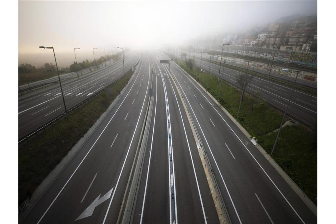 Leere Autobahn in Richtung Barcelona: Spanien hat eine zweiwöchige Ausgangssperre ausgerufen. Foto: Emilio Morenatti/AP/dpa