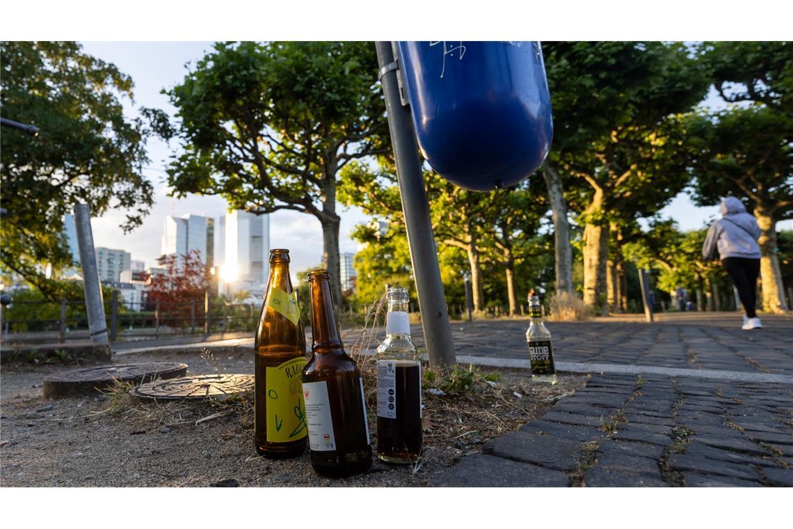 Mehrwegflaschen landen im Müll – Debatte über Pfandhöhe Leere Bier- und Limonadenflaschen gehören in Deutschland zunehmend zum Stadtbild. (Archivbild)