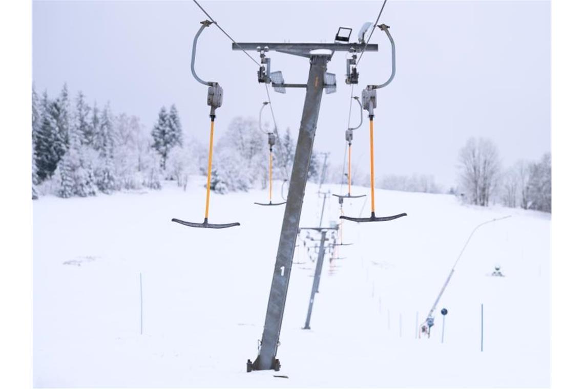 Leere Bügel hängen an einem Skilift. Foto: Sebastian Kahnert/dpa-Zentralbild/dpa/Symbolbild