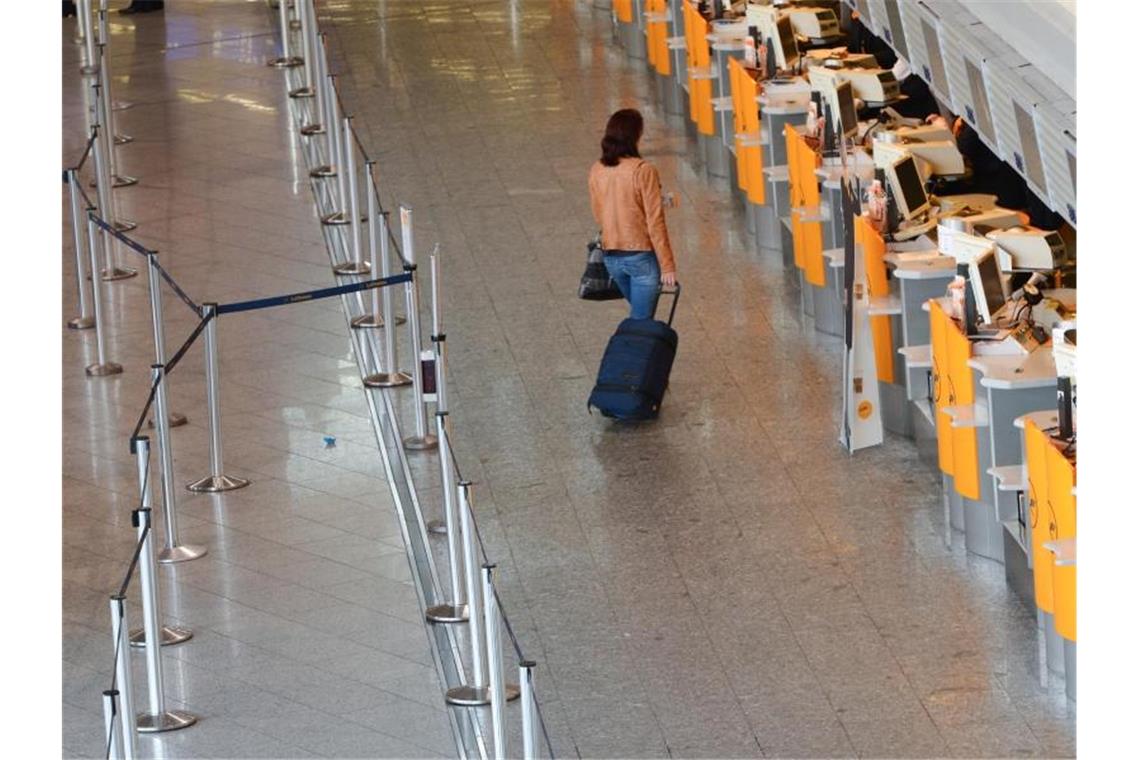 Warnstreik bei Lufthansa abgesagt - Töchter werden bestreikt Leere Check-in-Schalter der Lufthansa auf dem Frankfurter Flughafen bei einem Warnstreik im Jahr 2014. Foto: Arne Dedert/dpa/Archiv