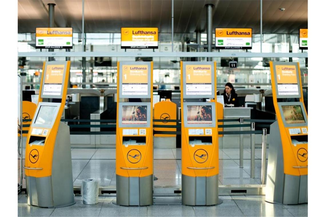 Gewerkschaft Ufo ruft zu 48-Stunden-Streik bei Lufthansa auf Leere Check-In-Schalter und Check-In-Automaten der Lufthansa: Die Streiks der Flugbegleiter gehen weiter. Foto: Sven Hoppe/Archiv