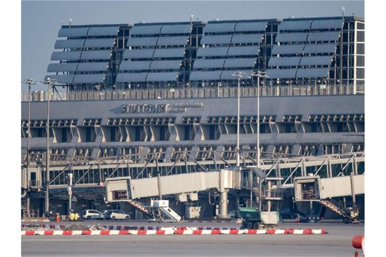 Leere Gangways sind an Terminal 1 des Flughafen Stuttgart zu sehen. Foto: Marijan Murat/dpa