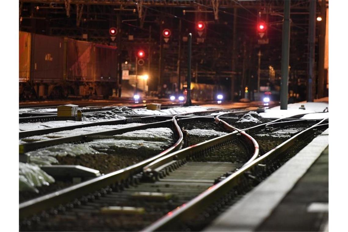 Leere Gleise am Bahnhof am Brenner. Aus Furcht vor Coronavirus-Infektionen sind zwei Züge gestoppt worden. Foto: Angelika Warmuth/dpa