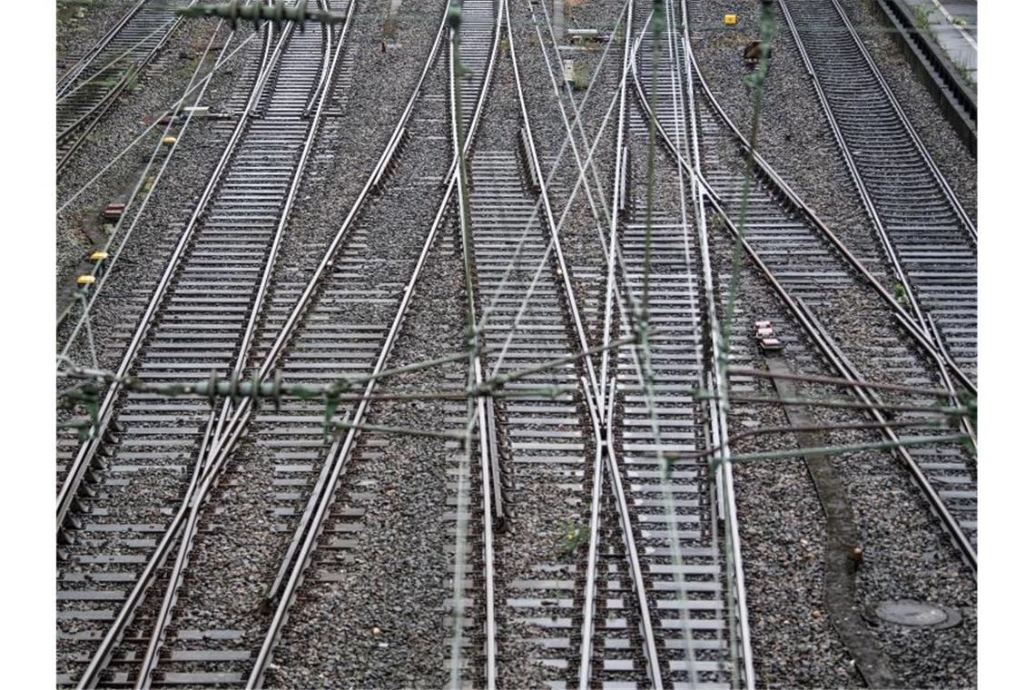 Umgestürzter Baum blockiert stundenlang Bahnstrecke Leere Gleise in der Nähe eines Bahnhofs. Foto:Federico Gambarini/Archivbild