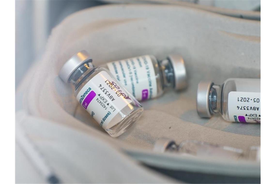 Leere Impfstoff-Ampullen des Herstellers Astrazeneca liegen in einer Schale. Foto: Andreas Arnold/dpa