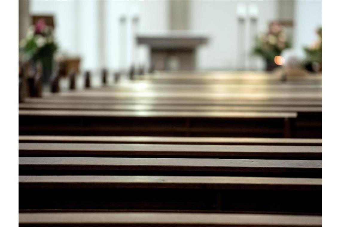 Leere Kirchenbänke stehen in einer Kirche. Foto: picture alliance / Federico Gambarini/dpa/Archivbild