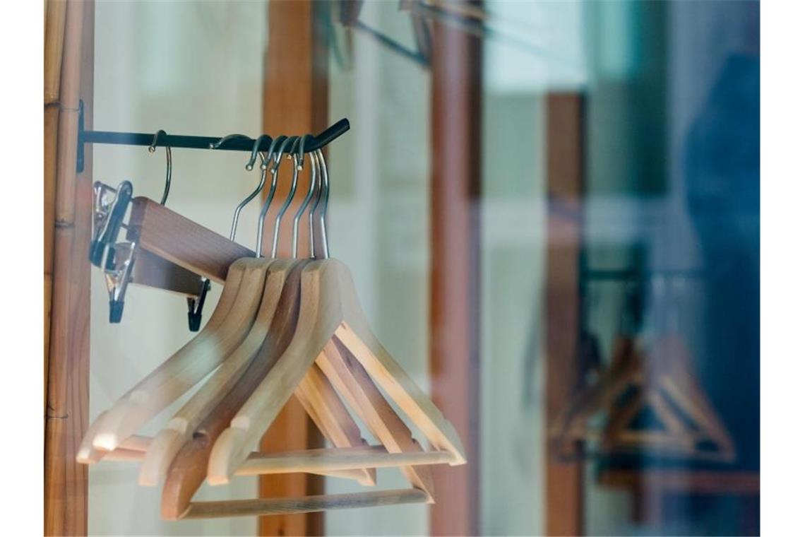 Leere Kleiderbügel in einem geschlossenen Geschäft. Foto: Jens Kalaene/dpa-Zentralbild/ZB