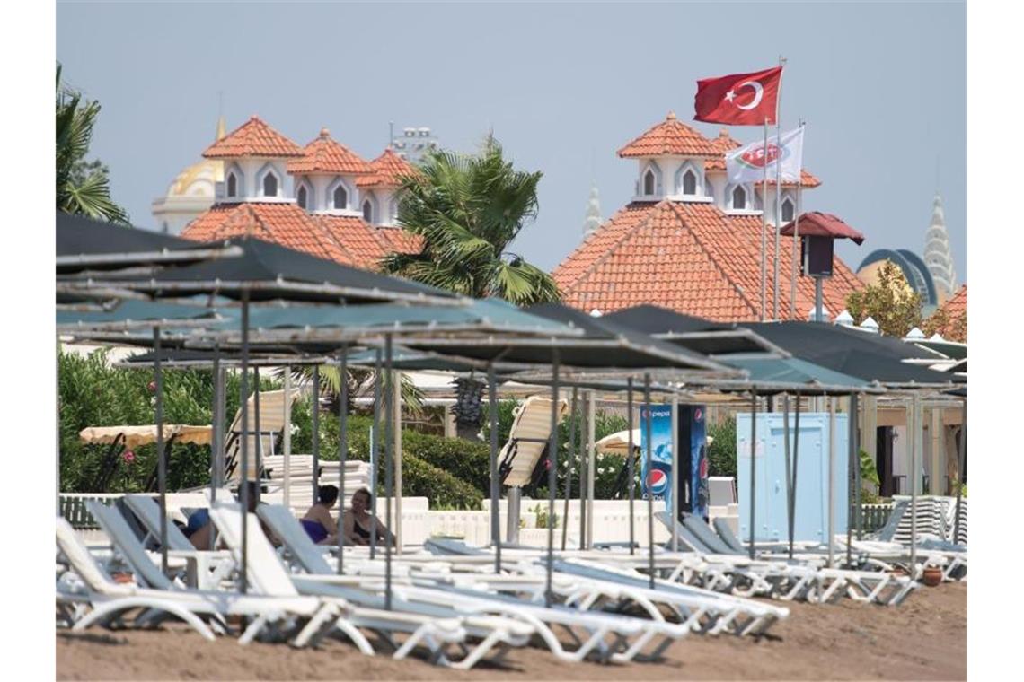 Leere Liegen stehen am Strand von Lara bei Antalya in der Türkei. Die Bundesregierung hebt die Reisewarnung für Türkei teilweise auf. Foto: Marius Becker/dpa