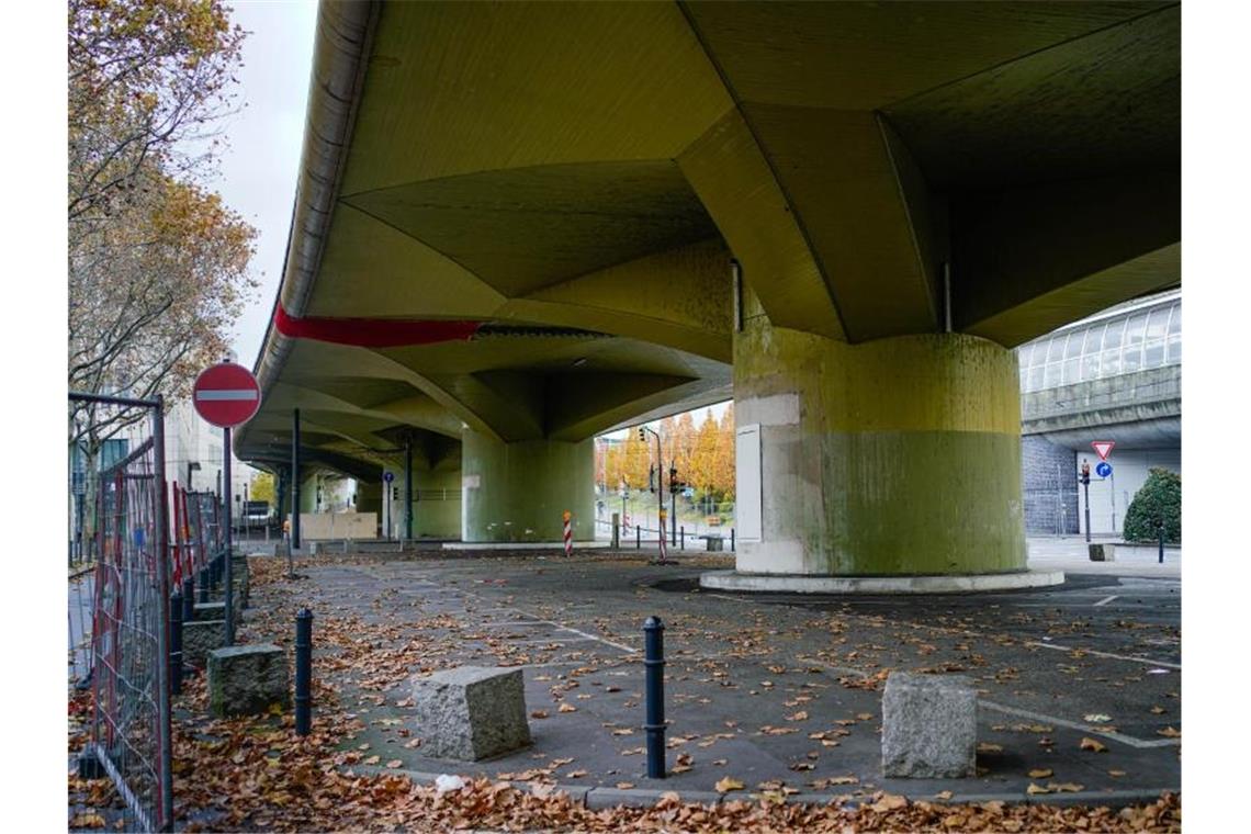 Leere Parkplätze sind unter der Hochstraße Süd zu sehen. Foto: Uwe Anspach/dpa
